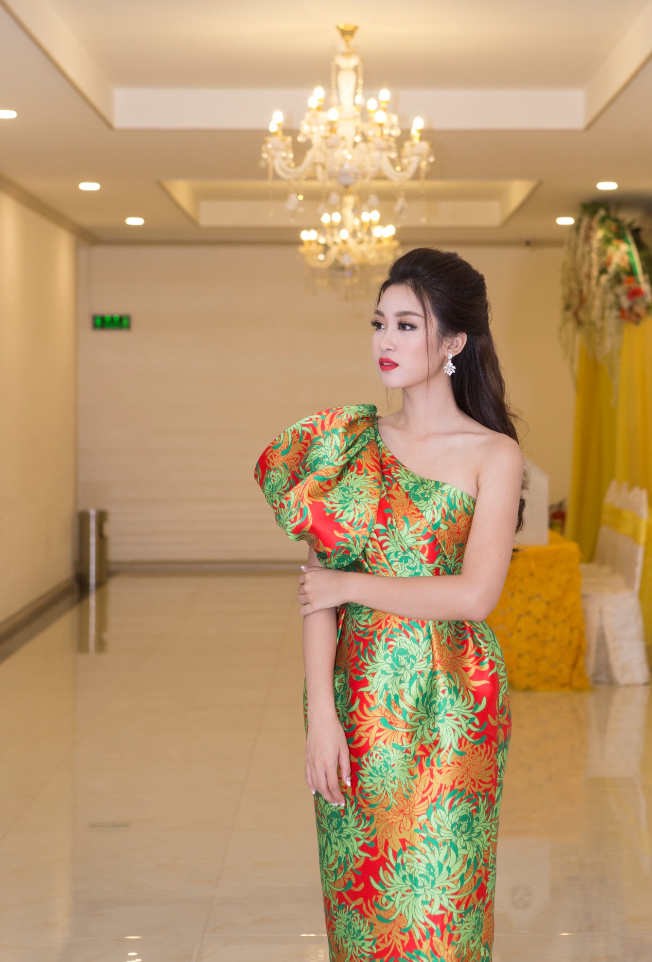 Hoa hậu Đỗ Mỹ Linh đẹp rạng ngời tham dự đêm tiệc tại Queen Plaza - Ảnh 6. Hoa hậu Đỗ Mỹ Linh đẹp rạng ngời tham dự đêm tiệc tại Queen Plaza - Ảnh 6.