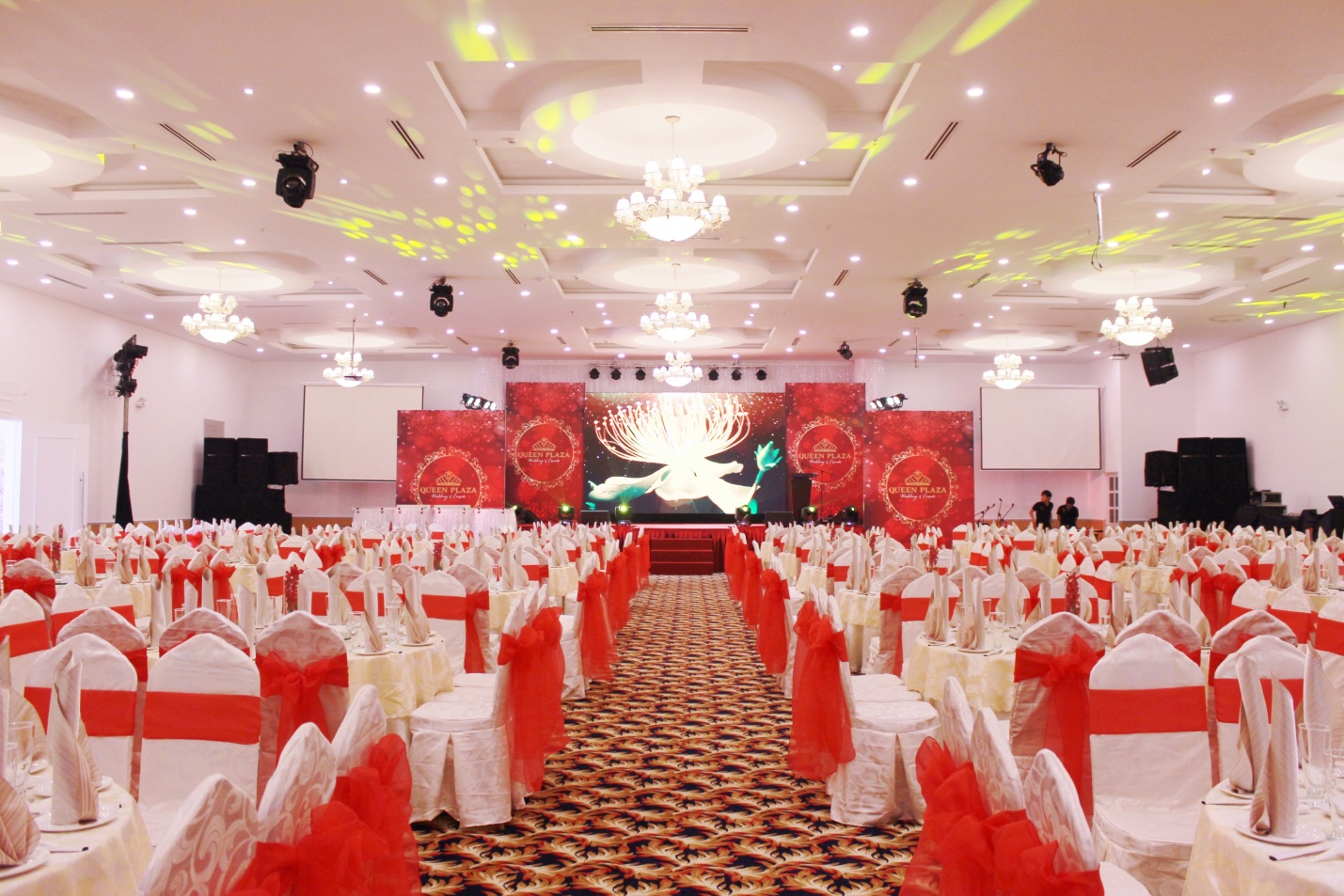 Hoa hậu Đỗ Mỹ Linh đẹp rạng ngời tham dự đêm tiệc tại Queen Plaza - Ảnh 10. Hoa hậu Đỗ Mỹ Linh đẹp rạng ngời tham dự đêm tiệc tại Queen Plaza - Ảnh 10.