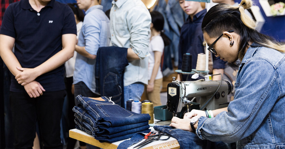 Kì lạ cửa hàng nhận sửa đồ jeans miễn phí quanh năm - Ảnh 1. Kì lạ cửa hàng nhận sửa đồ jeans miễn phí quanh năm - Ảnh 1.