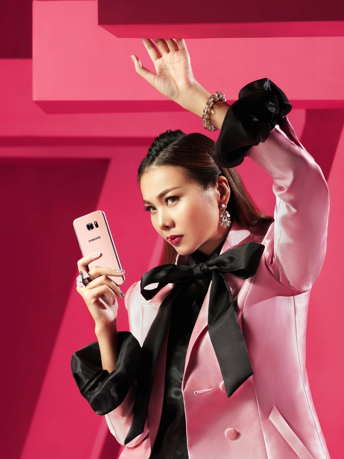 Hậu trường “tô hồng mọi giới hạn” của Thanh Hằng và Galaxy S7 edge Pink Gold - Ảnh 8. Hậu trường “tô hồng mọi giới hạn” của Thanh Hằng và Galaxy S7 edge Pink Gold - Ảnh 8.