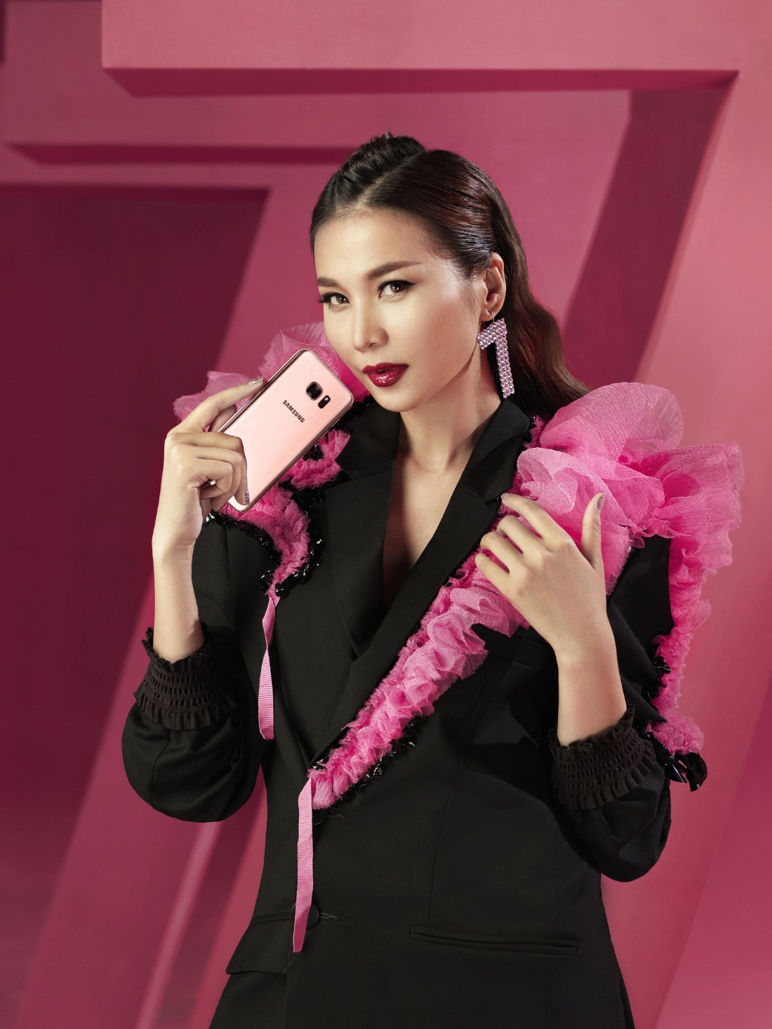 Hậu trường “tô hồng mọi giới hạn” của Thanh Hằng và Galaxy S7 edge Pink Gold - Ảnh 9. Hậu trường “tô hồng mọi giới hạn” của Thanh Hằng và Galaxy S7 edge Pink Gold - Ảnh 9.