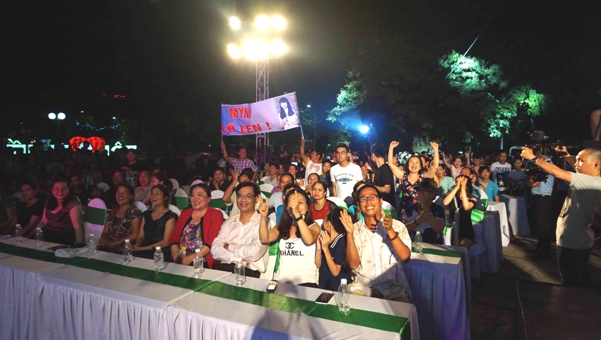 Khán giả cố đô cháy hết mình cùng Chung kết Tìm kiếm Tài năng Âm nhạc miền Trung 2016 - Ảnh 1. Khán giả cố đô cháy hết mình cùng Chung kết Tìm kiếm Tài năng Âm nhạc miền Trung 2016 - Ảnh 1.
