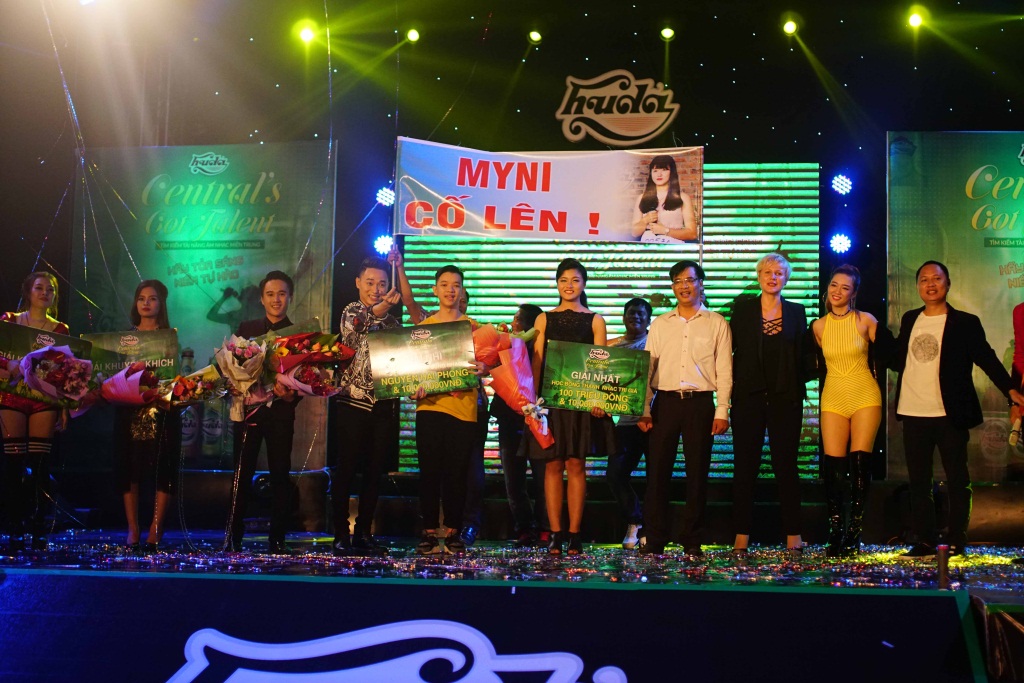 Khán giả cố đô cháy hết mình cùng Chung kết Tìm kiếm Tài năng Âm nhạc miền Trung 2016 - Ảnh 10. Khán giả cố đô cháy hết mình cùng Chung kết Tìm kiếm Tài năng Âm nhạc miền Trung 2016 - Ảnh 10.
