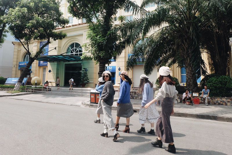 Không ai khác, đây chính là nhóm bạn trẻ nổi bật nhất phố đi bộ cuối tuần này - Ảnh 2. Không ai khác, đây chính là nhóm bạn trẻ nổi bật nhất phố đi bộ cuối tuần này - Ảnh 2.