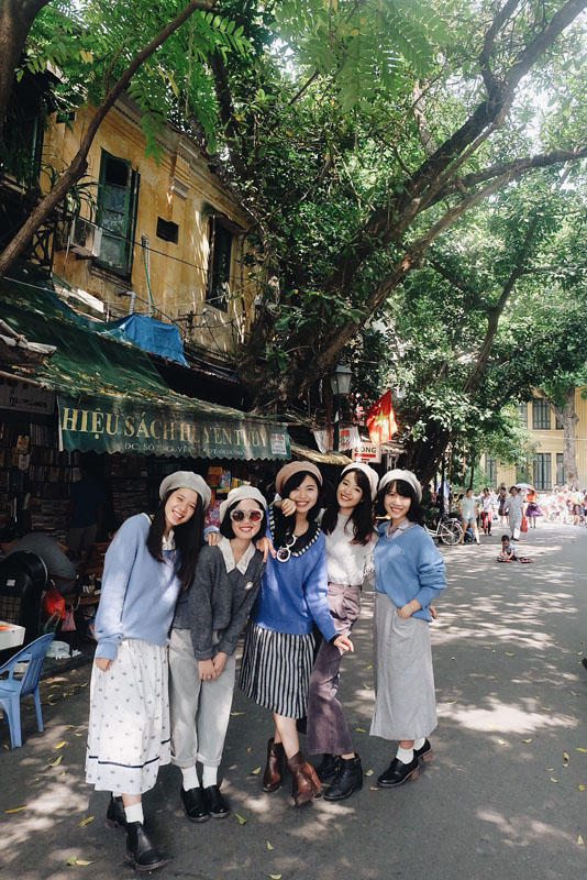 Không ai khác, đây chính là nhóm bạn trẻ nổi bật nhất phố đi bộ cuối tuần này - Ảnh 4. Không ai khác, đây chính là nhóm bạn trẻ nổi bật nhất phố đi bộ cuối tuần này - Ảnh 4.