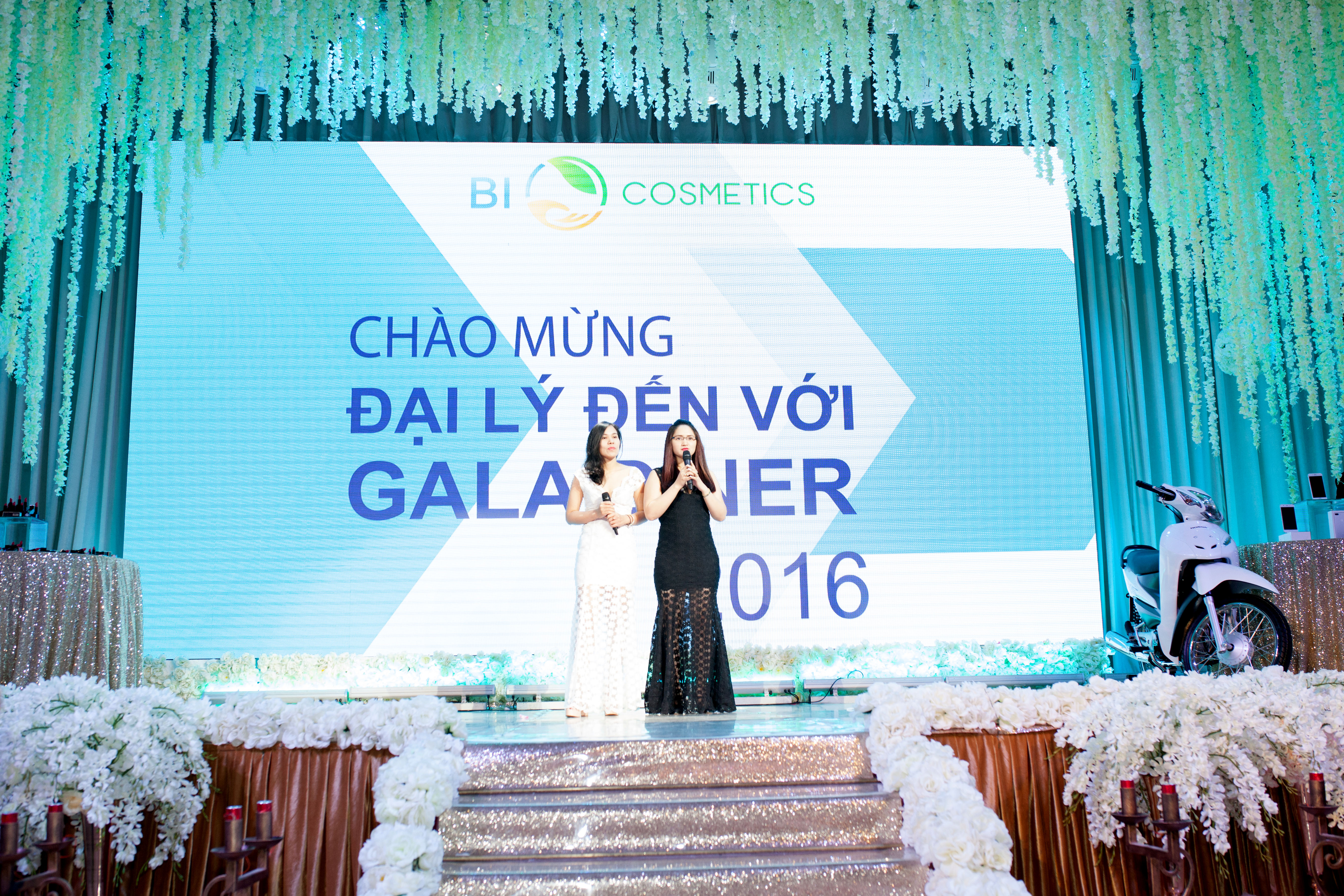 Tuấn Hưng cháy hết mình trong Gala Dinner “Giấc mơ có thật” - Ảnh 2. Tuấn Hưng cháy hết mình trong Gala Dinner “Giấc mơ có thật” - Ảnh 2.