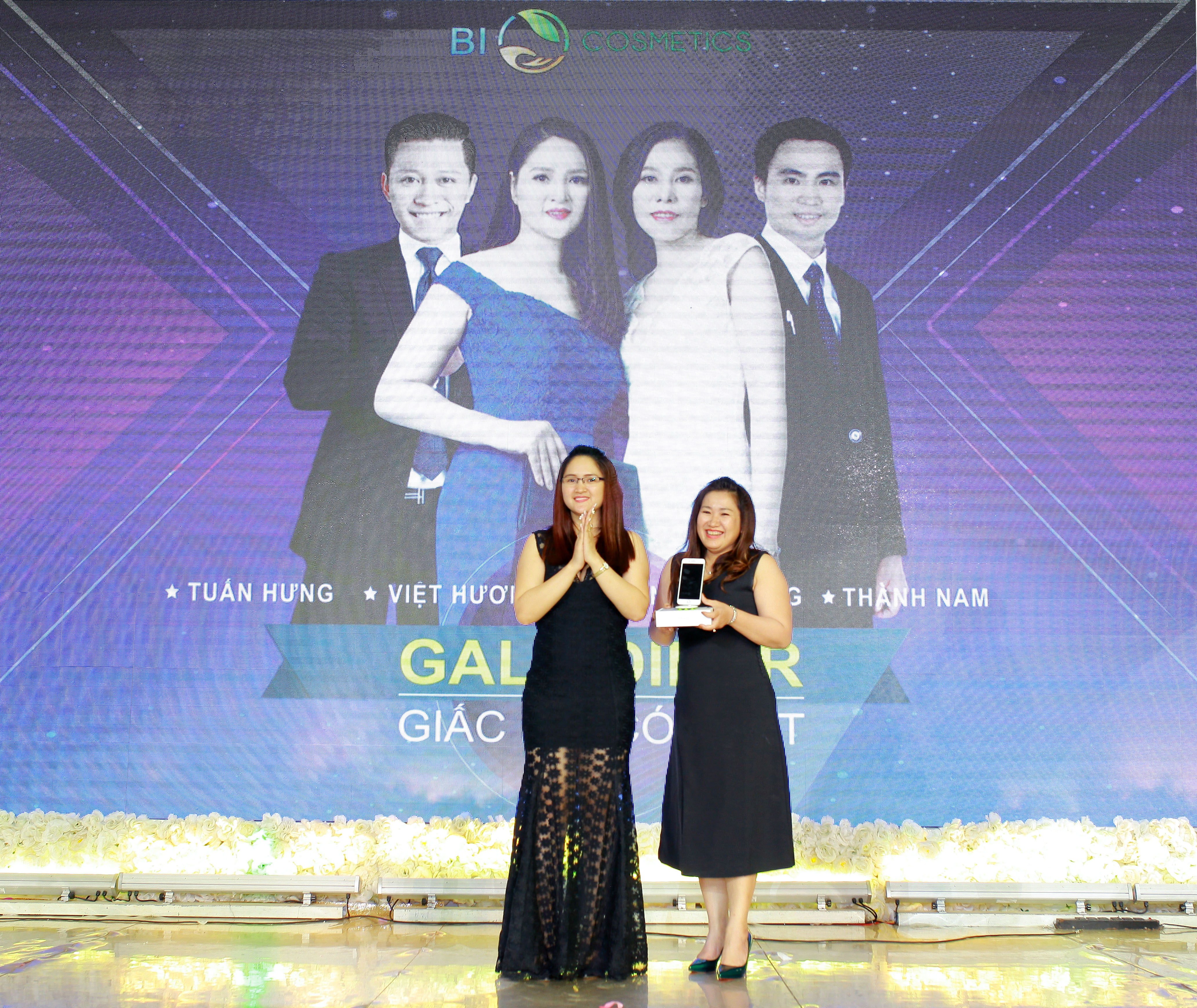 Tuấn Hưng cháy hết mình trong Gala Dinner “Giấc mơ có thật” - Ảnh 3. Tuấn Hưng cháy hết mình trong Gala Dinner “Giấc mơ có thật” - Ảnh 3.