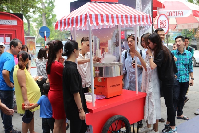 “Con phố Thời trang Cá tính CANIFA” khuấy động giới trẻ Hà thành - Ảnh 4. “Con phố Thời trang Cá tính CANIFA” khuấy động giới trẻ Hà thành - Ảnh 4.