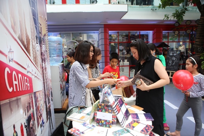 “Con phố Thời trang Cá tính CANIFA” khuấy động giới trẻ Hà thành - Ảnh 5. “Con phố Thời trang Cá tính CANIFA” khuấy động giới trẻ Hà thành - Ảnh 5.