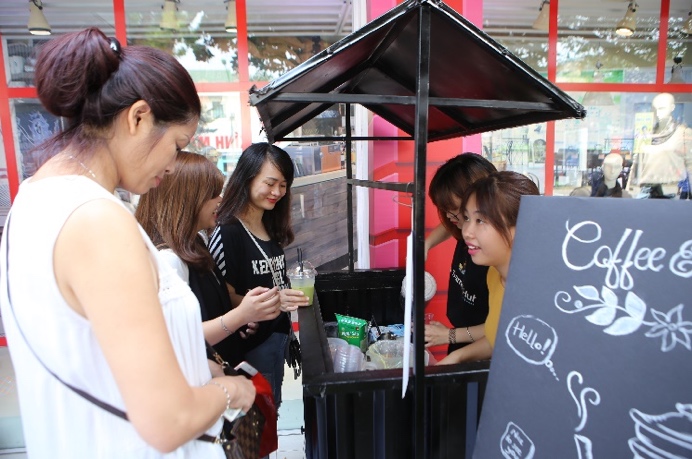 “Con phố Thời trang Cá tính CANIFA” khuấy động giới trẻ Hà thành - Ảnh 7. “Con phố Thời trang Cá tính CANIFA” khuấy động giới trẻ Hà thành - Ảnh 7.