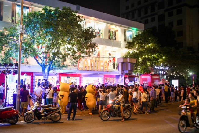 “Con phố Thời trang Cá tính CANIFA” khuấy động giới trẻ Hà thành - Ảnh 12. “Con phố Thời trang Cá tính CANIFA” khuấy động giới trẻ Hà thành - Ảnh 12.