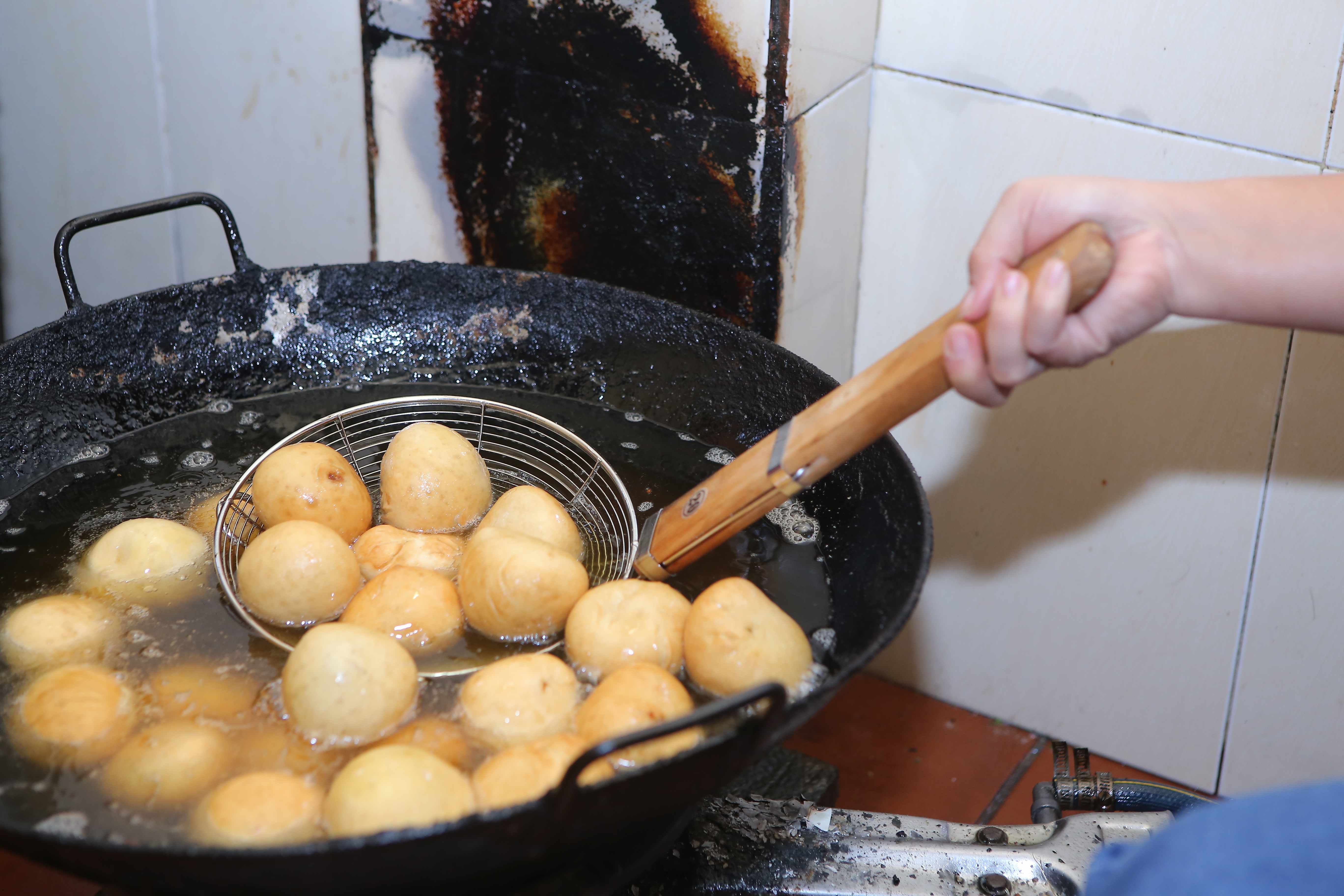 Thưởng thức bánh bao chiên “vạn người mê” phố Tô Hiệu - Ảnh 3. Thưởng thức bánh bao chiên “vạn người mê” phố Tô Hiệu - Ảnh 3.