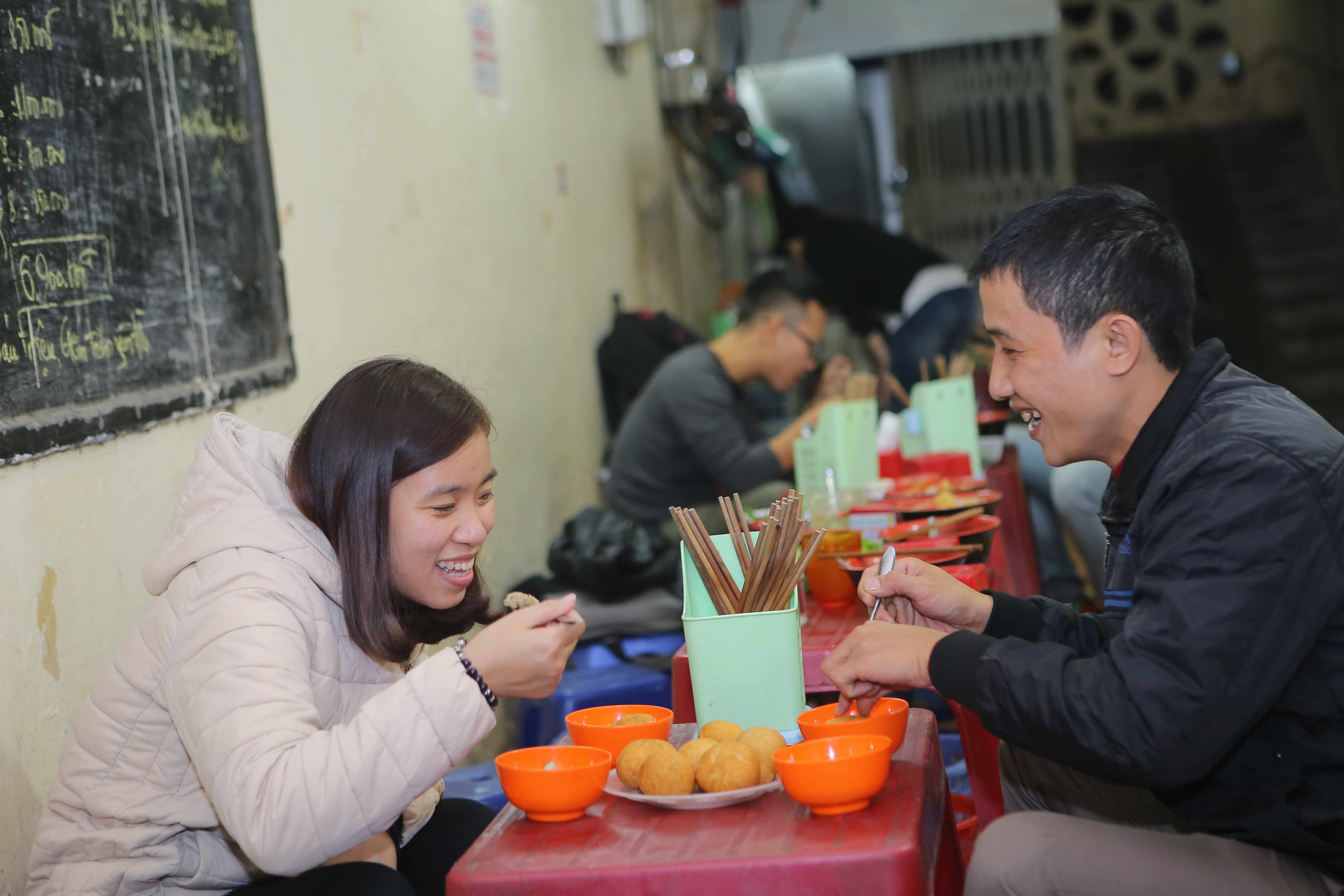 Thưởng thức bánh bao chiên “vạn người mê” phố Tô Hiệu - Ảnh 4. Thưởng thức bánh bao chiên “vạn người mê” phố Tô Hiệu - Ảnh 4.