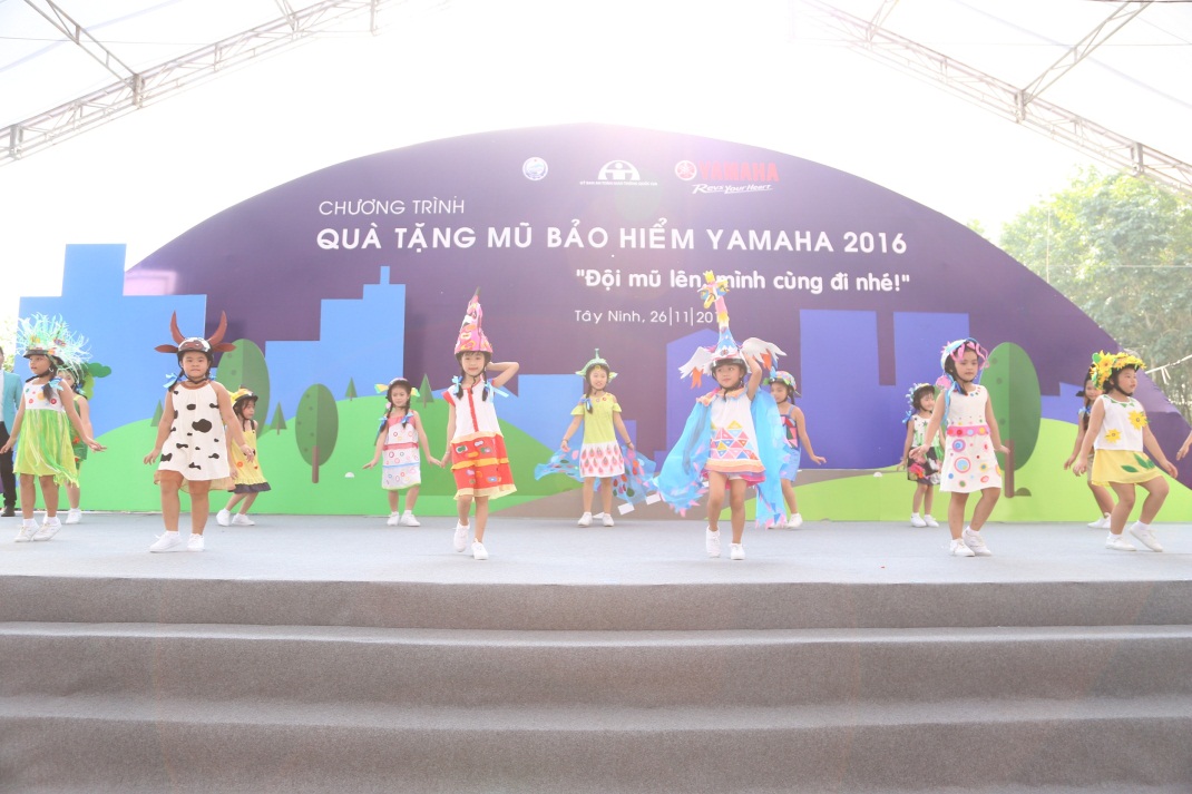 Hàng nghìn em học sinh tiểu học sôi động trong vũ điệu đội mũ bảo hiểm - Ảnh 3. Hàng nghìn em học sinh tiểu học sôi động trong vũ điệu đội mũ bảo hiểm - Ảnh 3.