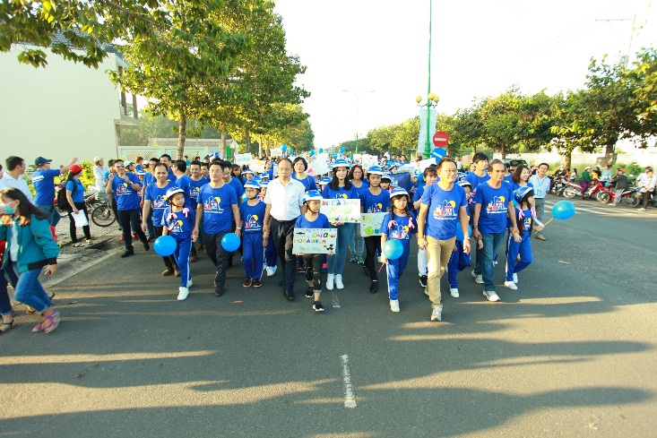 Hàng nghìn em học sinh tiểu học sôi động trong vũ điệu đội mũ bảo hiểm - Ảnh 4. Hàng nghìn em học sinh tiểu học sôi động trong vũ điệu đội mũ bảo hiểm - Ảnh 4.