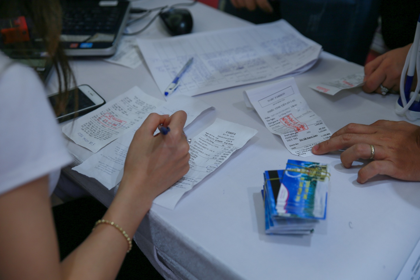 Tiết lộ về hộp quà Giáng sinh bí ẩn lần đầu tiên xuất hiện tại TP.HCM - Ảnh 1. Tiết lộ về hộp quà Giáng sinh bí ẩn lần đầu tiên xuất hiện tại TP.HCM - Ảnh 1.