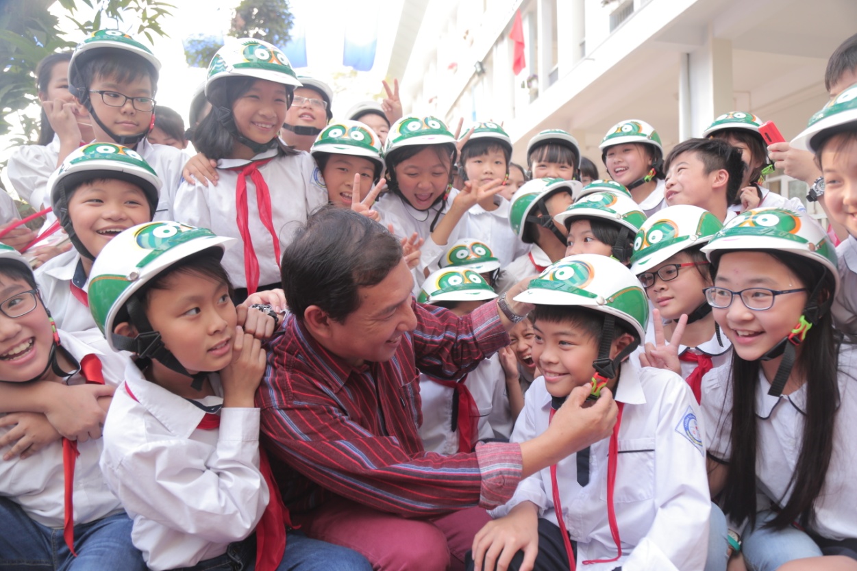 Loạt sao Việt hưởng ứng chiến dịch tặng mũ bảo hiểm cho trẻ em - Ảnh 3. Loạt sao Việt hưởng ứng chiến dịch tặng mũ bảo hiểm cho trẻ em - Ảnh 3.
