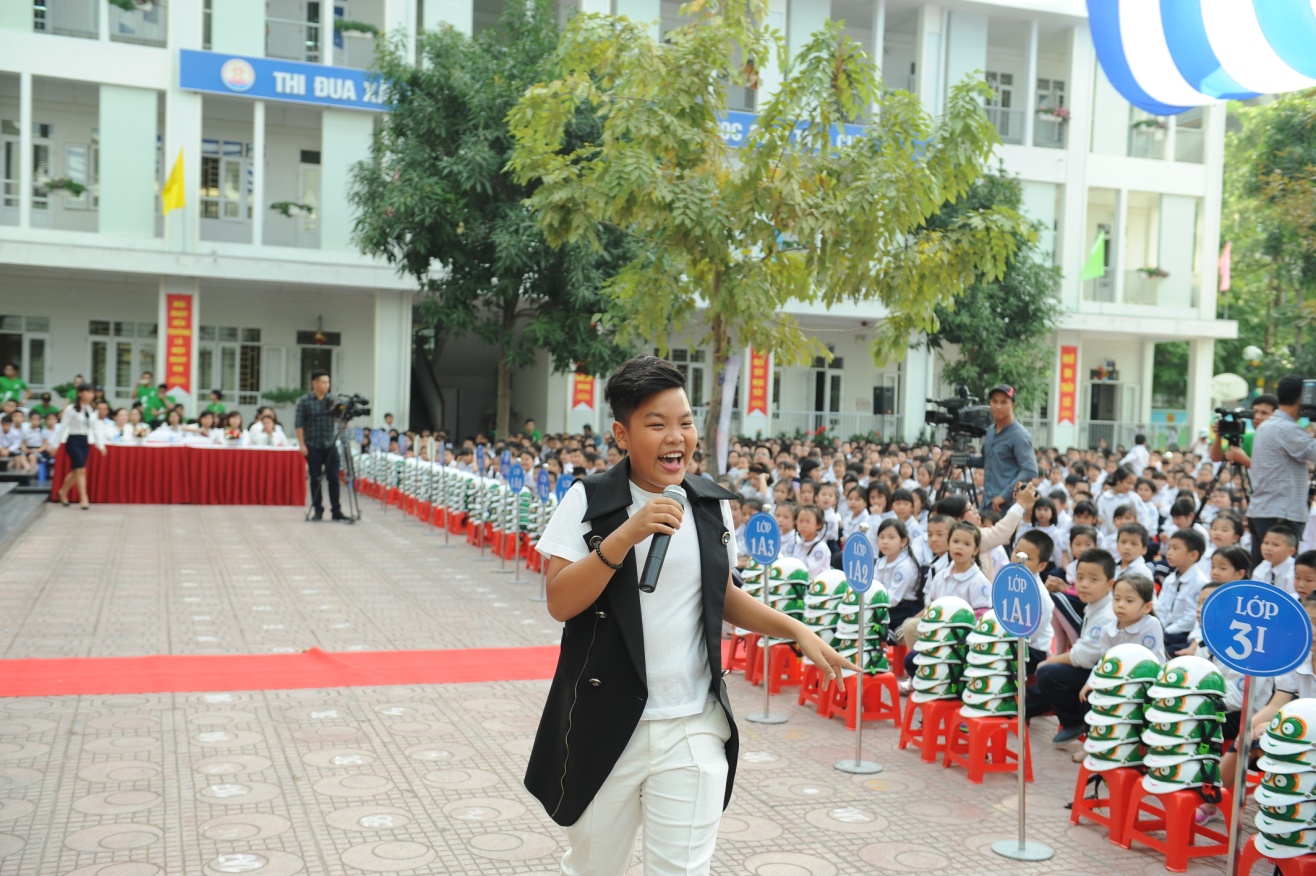 Loạt sao Việt hưởng ứng chiến dịch tặng mũ bảo hiểm cho trẻ em - Ảnh 4. Loạt sao Việt hưởng ứng chiến dịch tặng mũ bảo hiểm cho trẻ em - Ảnh 4.