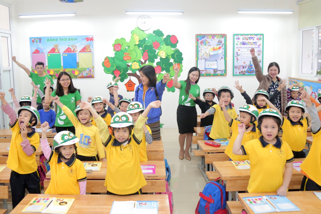 Loạt sao Việt hưởng ứng chiến dịch tặng mũ bảo hiểm cho trẻ em - Ảnh 6. Loạt sao Việt hưởng ứng chiến dịch tặng mũ bảo hiểm cho trẻ em - Ảnh 6.