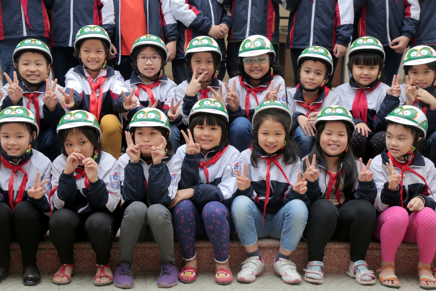 Loạt sao Việt hưởng ứng chiến dịch tặng mũ bảo hiểm cho trẻ em - Ảnh 7. Loạt sao Việt hưởng ứng chiến dịch tặng mũ bảo hiểm cho trẻ em - Ảnh 7.