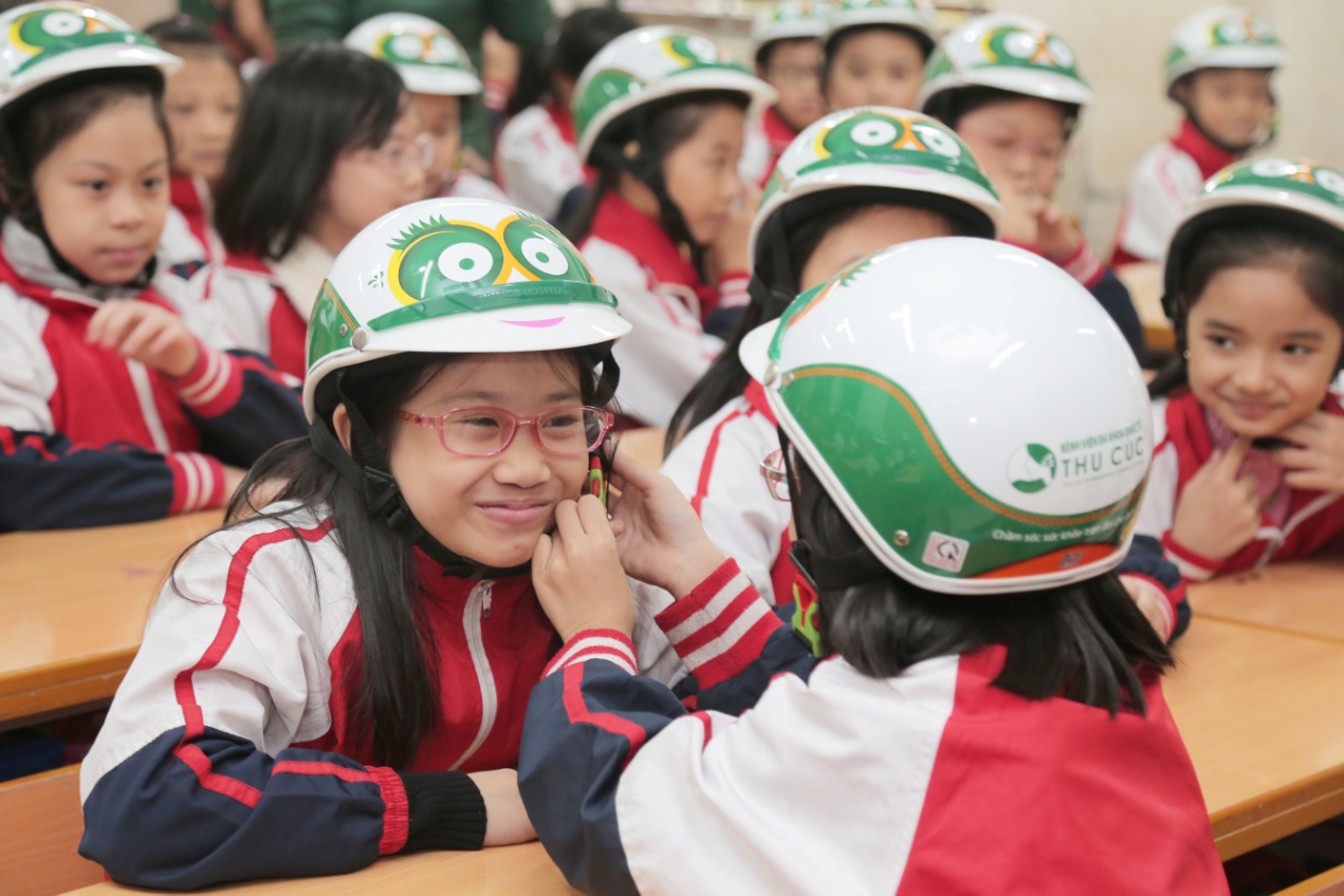 Loạt sao Việt hưởng ứng chiến dịch tặng mũ bảo hiểm cho trẻ em - Ảnh 8. Loạt sao Việt hưởng ứng chiến dịch tặng mũ bảo hiểm cho trẻ em - Ảnh 8.