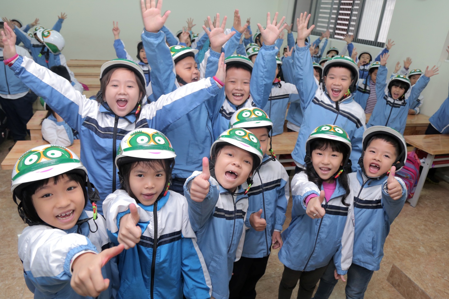 Loạt sao Việt hưởng ứng chiến dịch tặng mũ bảo hiểm cho trẻ em - Ảnh 9. Loạt sao Việt hưởng ứng chiến dịch tặng mũ bảo hiểm cho trẻ em - Ảnh 9.