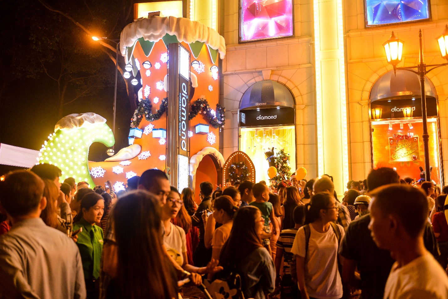 Lý giải cơn sốt cùng Chiếc giày Ông già Noel khổng lồ - Ảnh 1. Lý giải cơn sốt cùng Chiếc giày Ông già Noel khổng lồ - Ảnh 1.