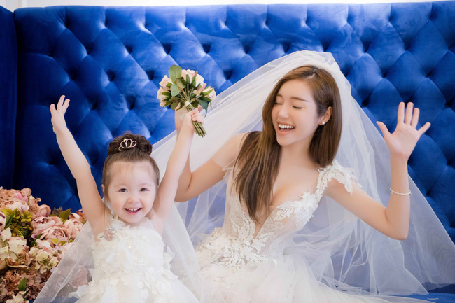 Nhìn ngắm bộ ảnh này, bạn sẽ hiểu vì sao Elly Trần thực sự là một người mẹ đáng ngưỡng mộ - Ảnh 2. Nhìn ngắm bộ ảnh này, bạn sẽ hiểu vì sao Elly Trần thực sự là một người mẹ đáng ngưỡng mộ - Ảnh 2.