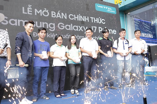 Isaac hào hứng trải nghiệm Samsung Galaxy J7 Prime trong ngày ra mắt - Ảnh 4. Isaac hào hứng trải nghiệm Samsung Galaxy J7 Prime trong ngày ra mắt - Ảnh 4.