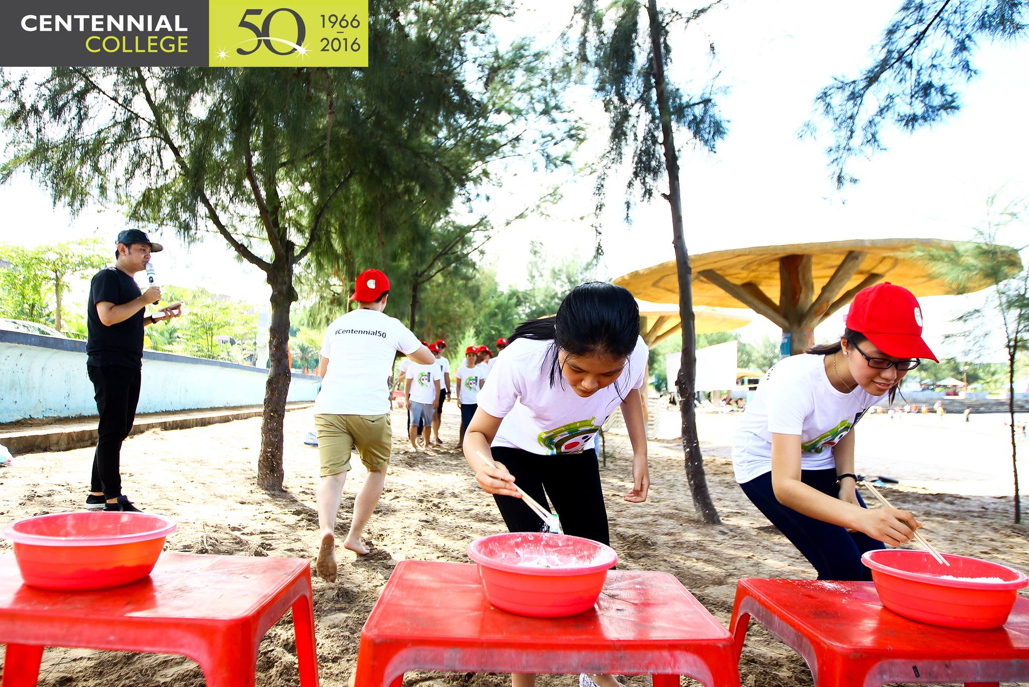 Sinh viên Việt để lại hình ảnh đẹp khi chung tay làm sạch biển - Ảnh 9. Sinh viên Việt để lại hình ảnh đẹp khi chung tay làm sạch biển - Ảnh 9.