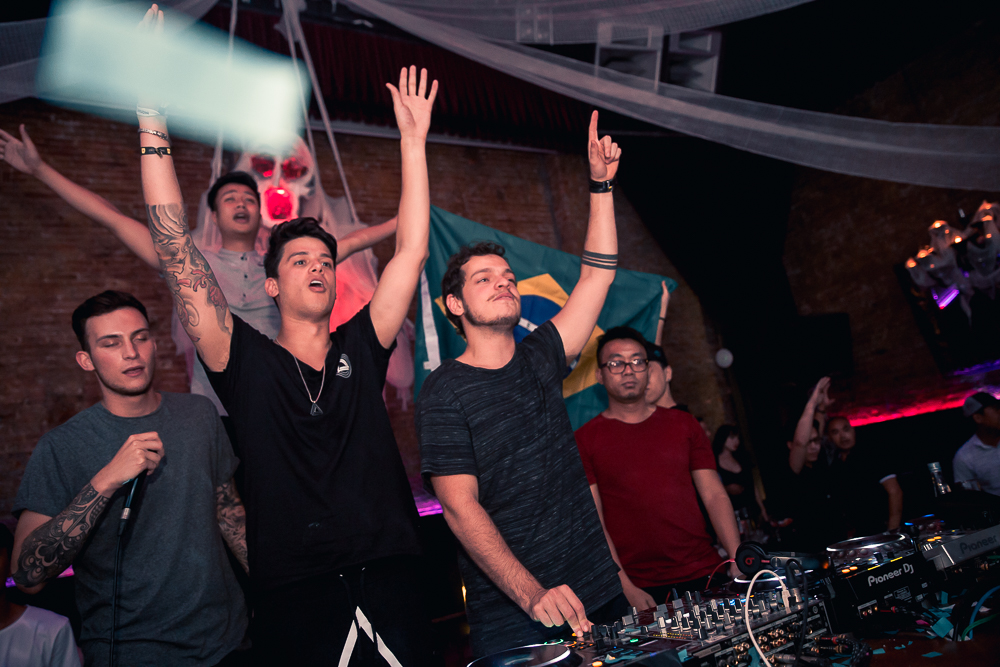 Khán giả Hà Nội “bùng nổ” trong đêm nhạc Brazillian Bass của 2 DJ đẳng cấp Bhaskar và Gabriel Boni - Ảnh 1. Khán giả Hà Nội “bùng nổ” trong đêm nhạc Brazillian Bass của 2 DJ đẳng cấp Bhaskar và Gabriel Boni - Ảnh 1.