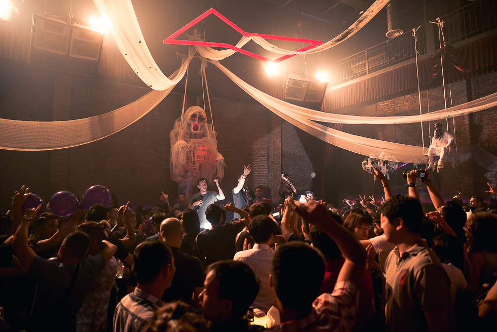 Khán giả Hà Nội “bùng nổ” trong đêm nhạc Brazillian Bass của 2 DJ đẳng cấp Bhaskar và Gabriel Boni - Ảnh 3. Khán giả Hà Nội “bùng nổ” trong đêm nhạc Brazillian Bass của 2 DJ đẳng cấp Bhaskar và Gabriel Boni - Ảnh 3.