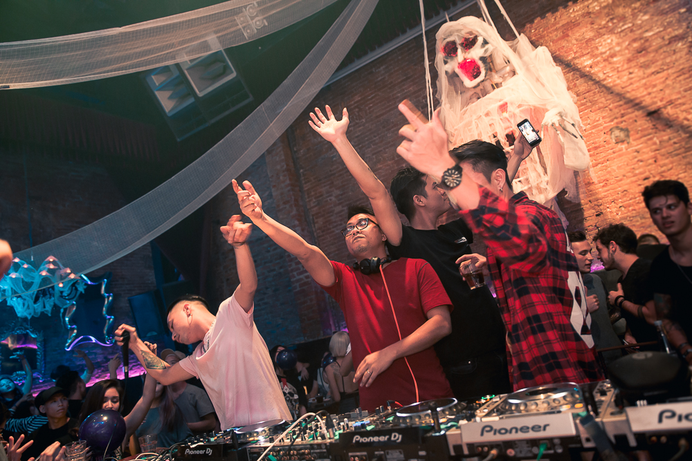Khán giả Hà Nội “bùng nổ” trong đêm nhạc Brazillian Bass của 2 DJ đẳng cấp Bhaskar và Gabriel Boni - Ảnh 4. Khán giả Hà Nội “bùng nổ” trong đêm nhạc Brazillian Bass của 2 DJ đẳng cấp Bhaskar và Gabriel Boni - Ảnh 4.