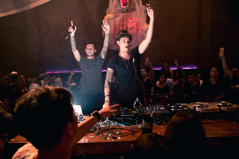 Khán giả Hà Nội “bùng nổ” trong đêm nhạc Brazillian Bass của 2 DJ đẳng cấp Bhaskar và Gabriel Boni - Ảnh 5. Khán giả Hà Nội “bùng nổ” trong đêm nhạc Brazillian Bass của 2 DJ đẳng cấp Bhaskar và Gabriel Boni - Ảnh 5.