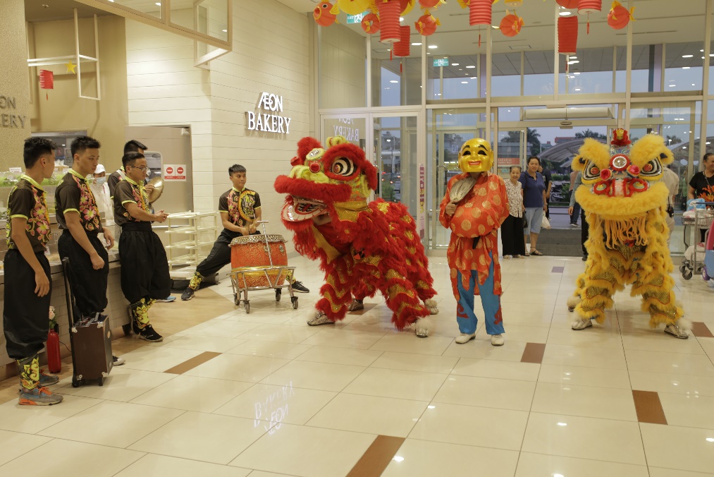 Vật thể lạ gây xôn xao tại Aeon Mall Long Biên - Ảnh 8. Vật thể lạ gây xôn xao tại Aeon Mall Long Biên - Ảnh 8.