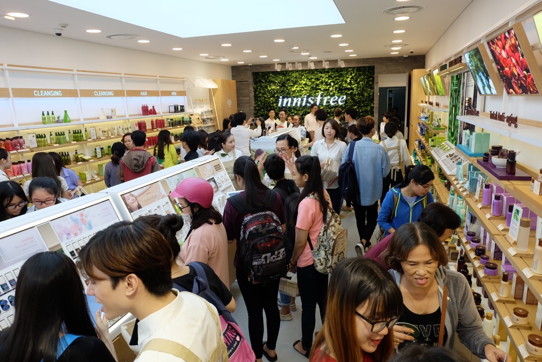 Innisfree khai trương cửa hàng đầu tiên tại TP.Hồ Chí Minh, được đông đảo giới trẻ quan tâm, ủng hộ - Ảnh 2. Innisfree khai trương cửa hàng đầu tiên tại TP.Hồ Chí Minh, được đông đảo giới trẻ quan tâm, ủng hộ - Ảnh 2.
