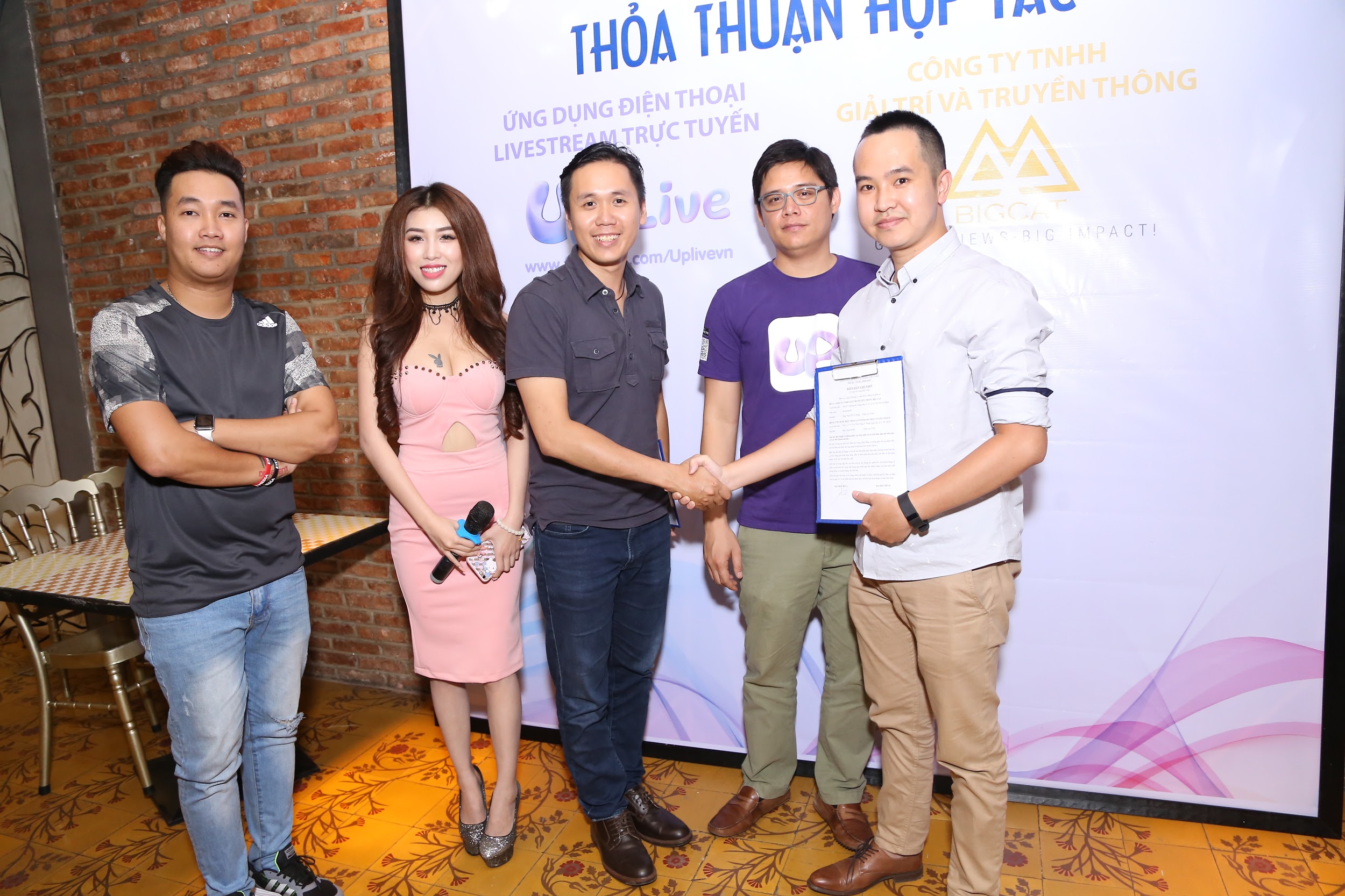 Chỉ cần live stream, bạn cũng có thể trở thành ngôi sao mạng xã hội - Ảnh 1. Chỉ cần live stream, bạn cũng có thể trở thành ngôi sao mạng xã hội - Ảnh 1.