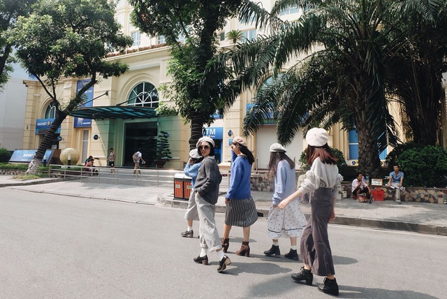 Không ai khác, đây chính là nhóm bạn trẻ nổi bật nhất phố đi bộ cuối tuần này - Ảnh 2. Không ai khác, đây chính là nhóm bạn trẻ nổi bật nhất phố đi bộ cuối tuần này - Ảnh 2.