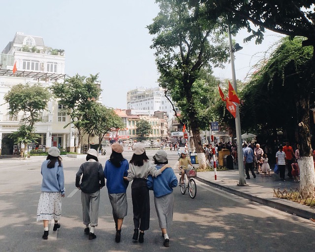 Không ai khác, đây chính là nhóm bạn trẻ nổi bật nhất phố đi bộ cuối tuần này - Ảnh 3. Không ai khác, đây chính là nhóm bạn trẻ nổi bật nhất phố đi bộ cuối tuần này - Ảnh 3.