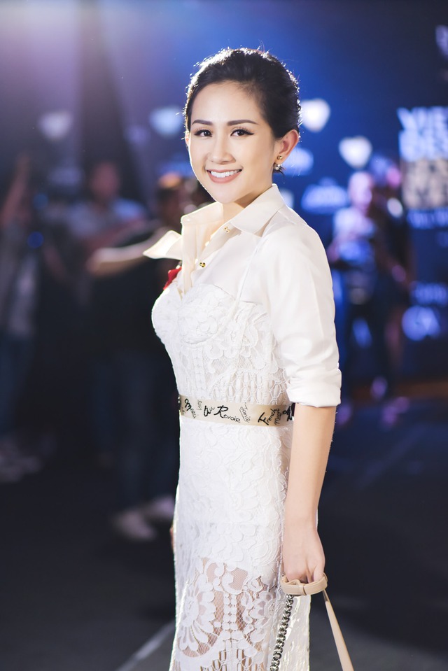 Fashionista Trâm Nguyễn chọn toàn thiết kế Việt vẫn nổi bần bật tại Vietnam Designer Fashion Week - Ảnh 2. Fashionista Trâm Nguyễn chọn toàn thiết kế Việt vẫn nổi bần bật tại Vietnam Designer Fashion Week - Ảnh 2.