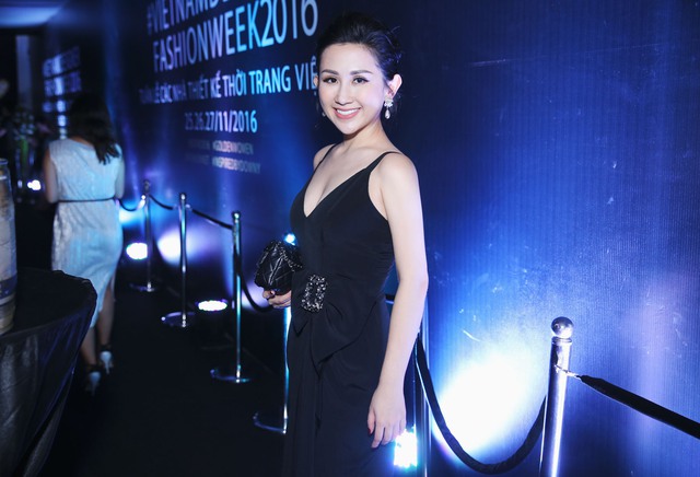 Fashionista Trâm Nguyễn chọn toàn thiết kế Việt vẫn nổi bần bật tại Vietnam Designer Fashion Week - Ảnh 8. Fashionista Trâm Nguyễn chọn toàn thiết kế Việt vẫn nổi bần bật tại Vietnam Designer Fashion Week - Ảnh 8.