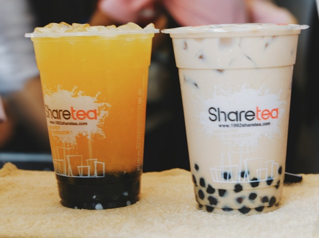 Sharetea đã khiến giới trẻ xếp hàng dài chờ mua tại phố đi bộ dù chưa chính thức khai trương - Ảnh 1.