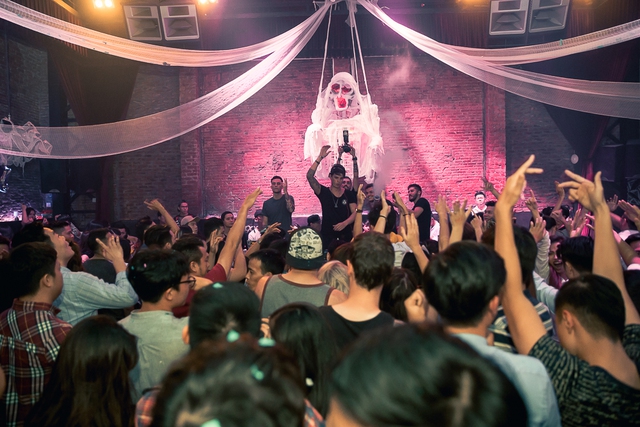 Khán giả Hà Nội “bùng nổ” trong đêm nhạc Brazillian Bass của 2 DJ đẳng cấp Bhaskar và Gabriel Boni - Ảnh 6.