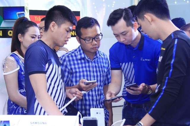 Hàng trăm khách hàng hào hứng ngày đầu tiên nhận Galaxy Note 7 - Ảnh 5.