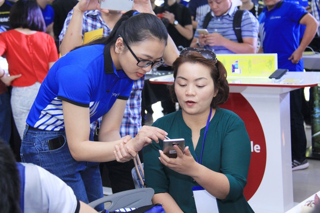 Hàng trăm khách hàng hào hứng ngày đầu tiên nhận Galaxy Note 7 - Ảnh 6.