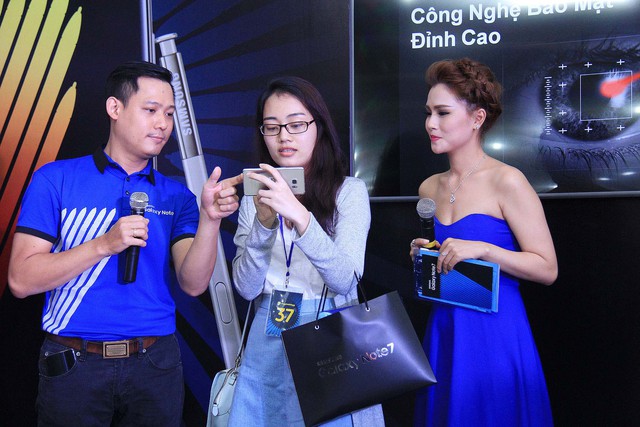 Hàng trăm khách hàng hào hứng ngày đầu tiên nhận Galaxy Note 7 - Ảnh 7.