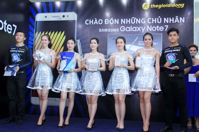Hàng trăm khách hàng hào hứng ngày đầu tiên nhận Galaxy Note 7 - Ảnh 13.