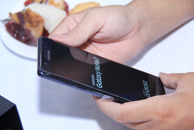 Hàng trăm khách hàng hào hứng ngày đầu tiên nhận Galaxy Note 7 - Ảnh 16.
