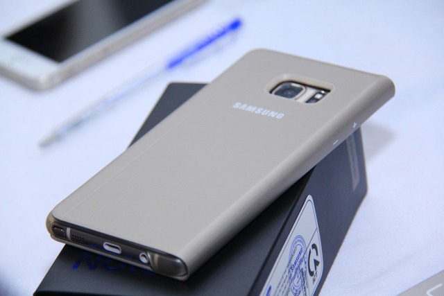 Hàng trăm khách hàng hào hứng ngày đầu tiên nhận Galaxy Note 7 - Ảnh 17.