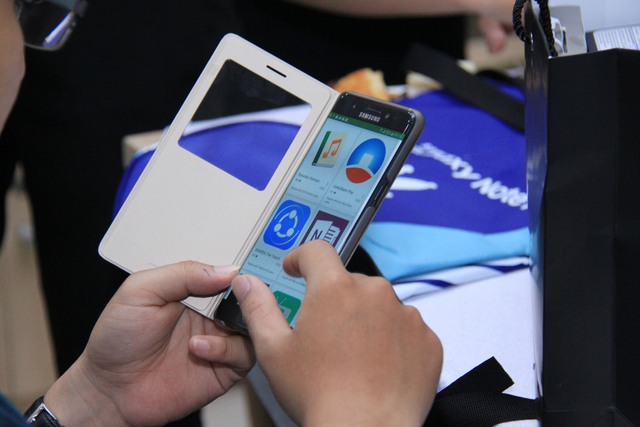 Hàng trăm khách hàng hào hứng ngày đầu tiên nhận Galaxy Note 7 - Ảnh 20.